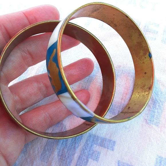 Set of 2 vintage brass elephant bangle bracelets with MOP inlay - Picture 3 of 3